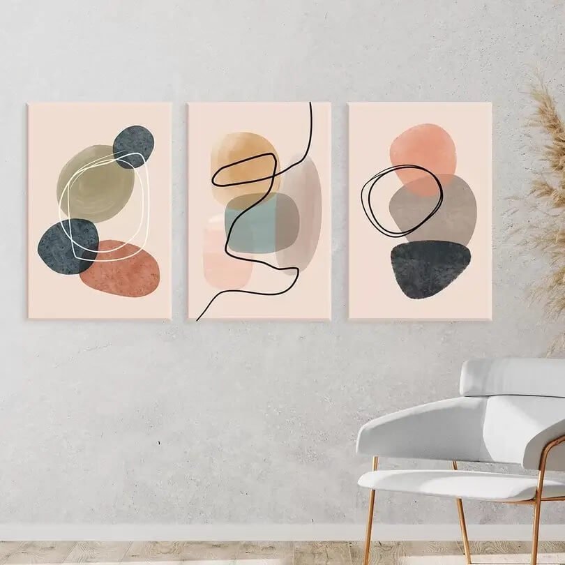 Kit com três quadros abstratos na parede de uma sala de estar