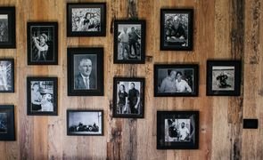 Quadros de fotos em uma parede de madeira