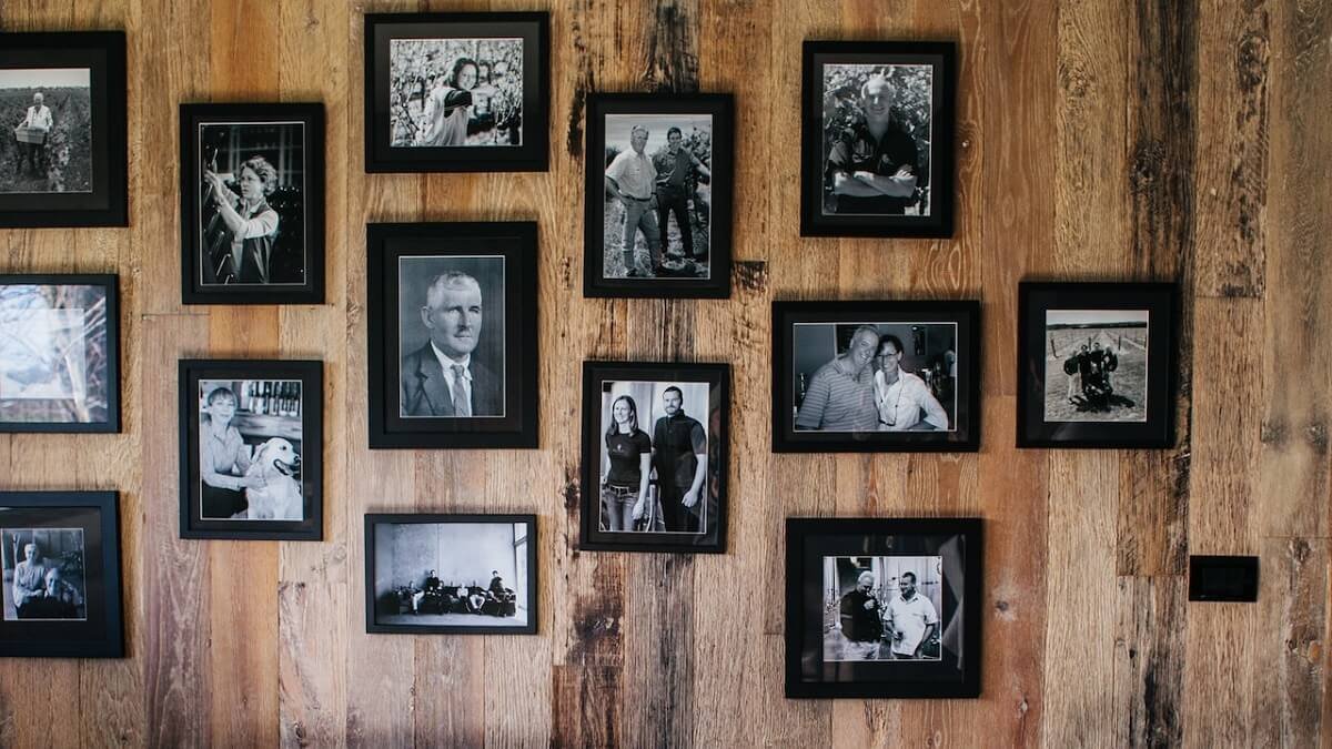 Quadros de fotos em uma parede de madeira